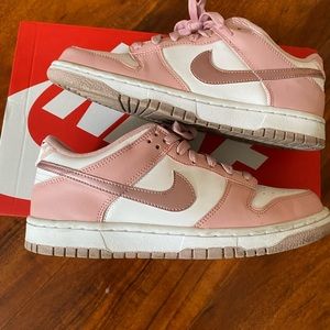 Nike Dunk Pink Velvet Size 6Y- 7.5 Woman’s. Used